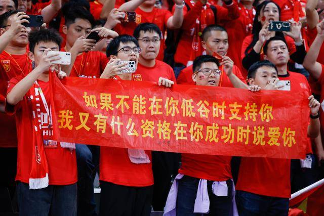 美媒评现役得分后卫：爱德华兹居首，里夫斯第五
